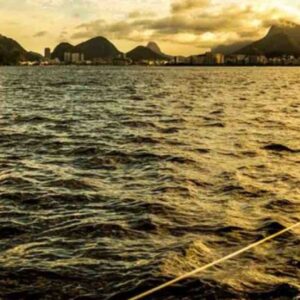 Passeio de veleiro no por do sol